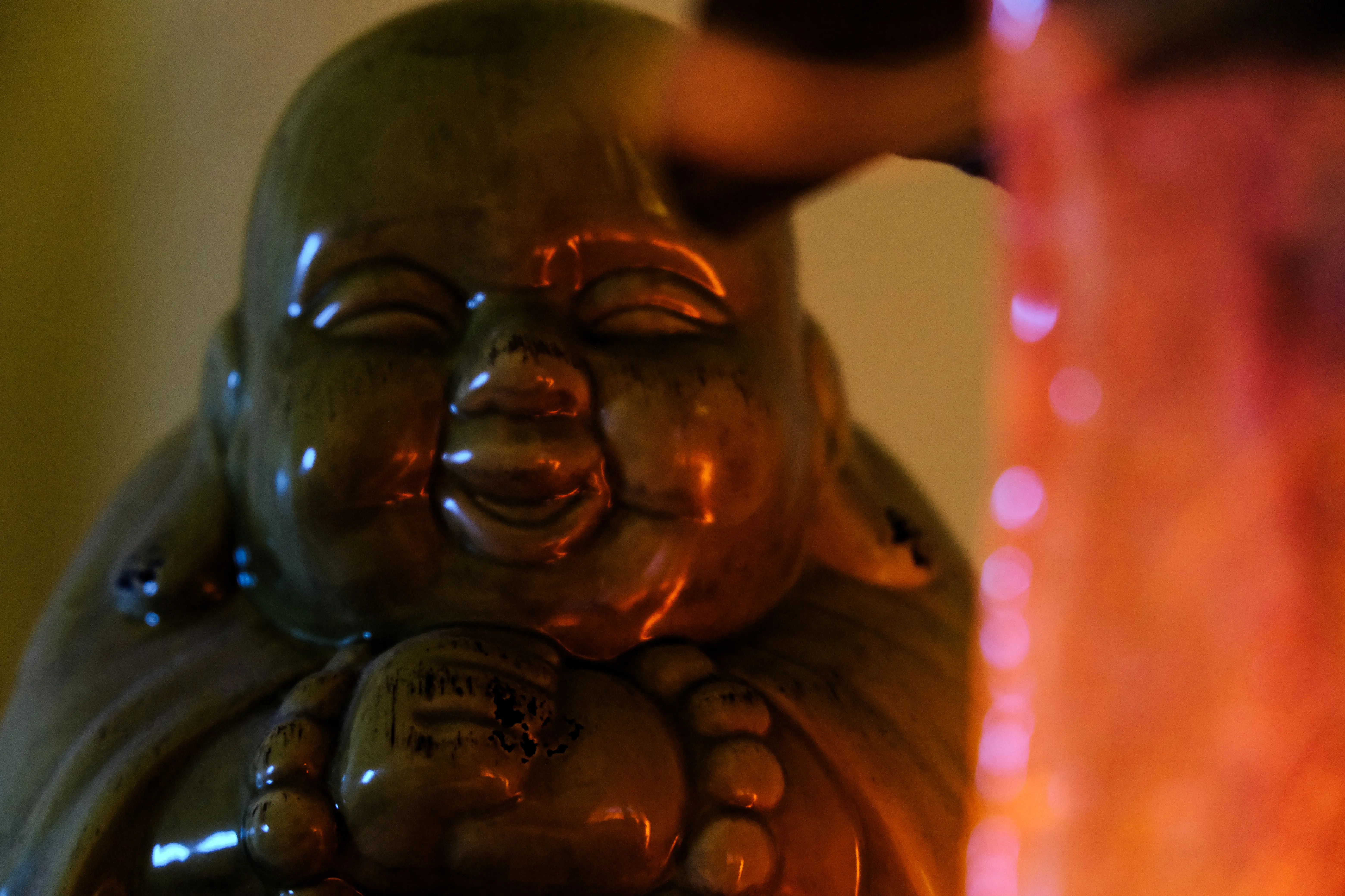 Buddha in orangenen Licht